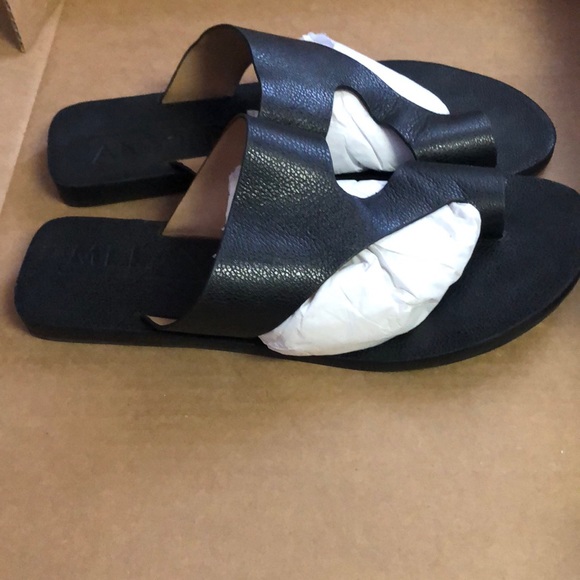 Antonio Melani black flat slippers 8B - Picture 3 of 5